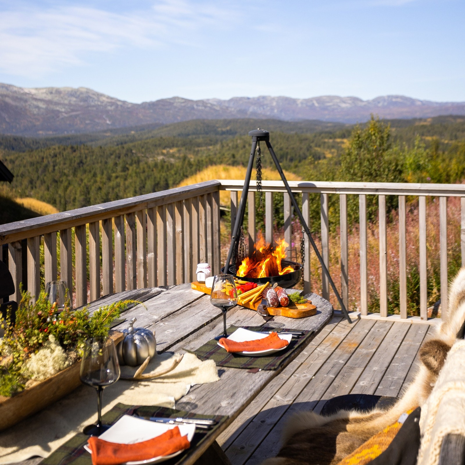 Nydelig utsikt utover fjelltoppene og svært gode solforhold på verandaen. Galleribilde