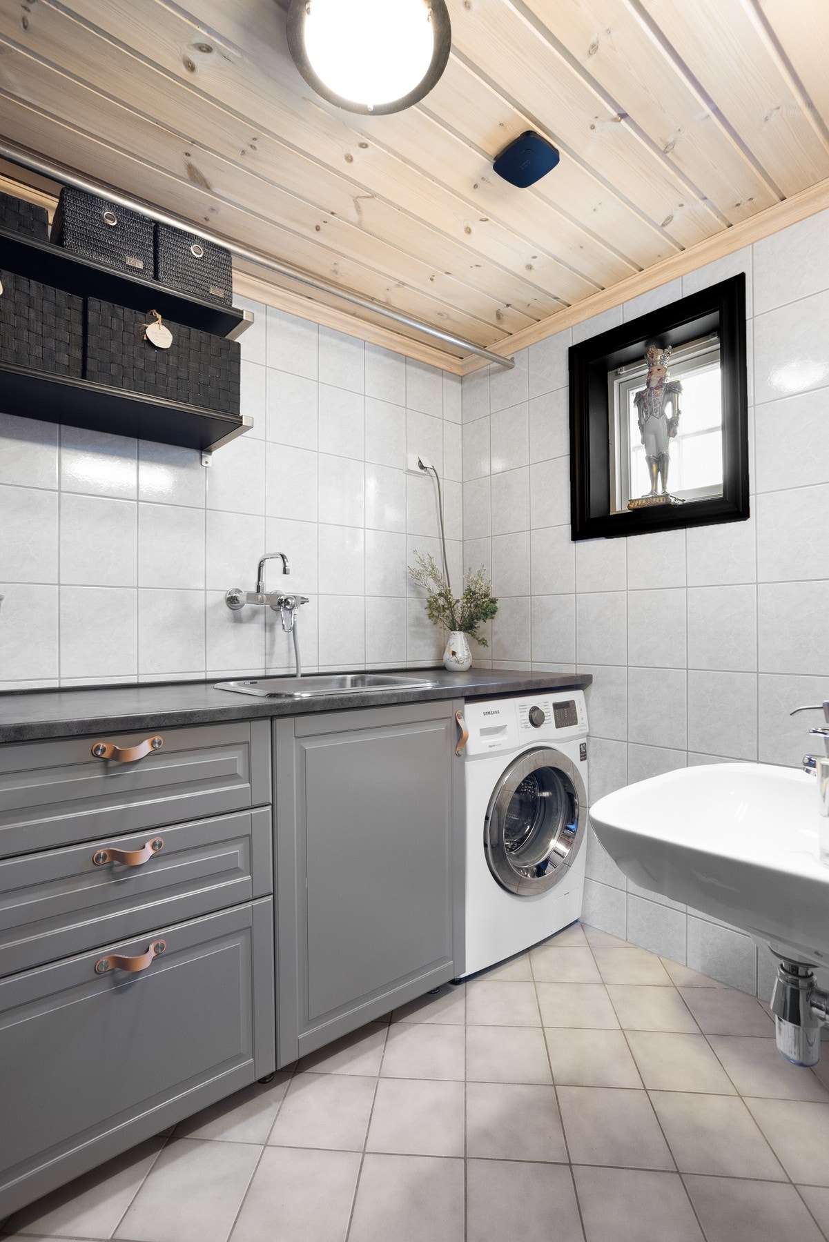 Svært praktisk vaskerom med direkte adkomst fra entré. Vaskerommet har en fin innredning med vask, opplegg til vaskemaskin, vegghengt toalett og servant. God plass til å tørke tøy og skistøvler. Galleribilde