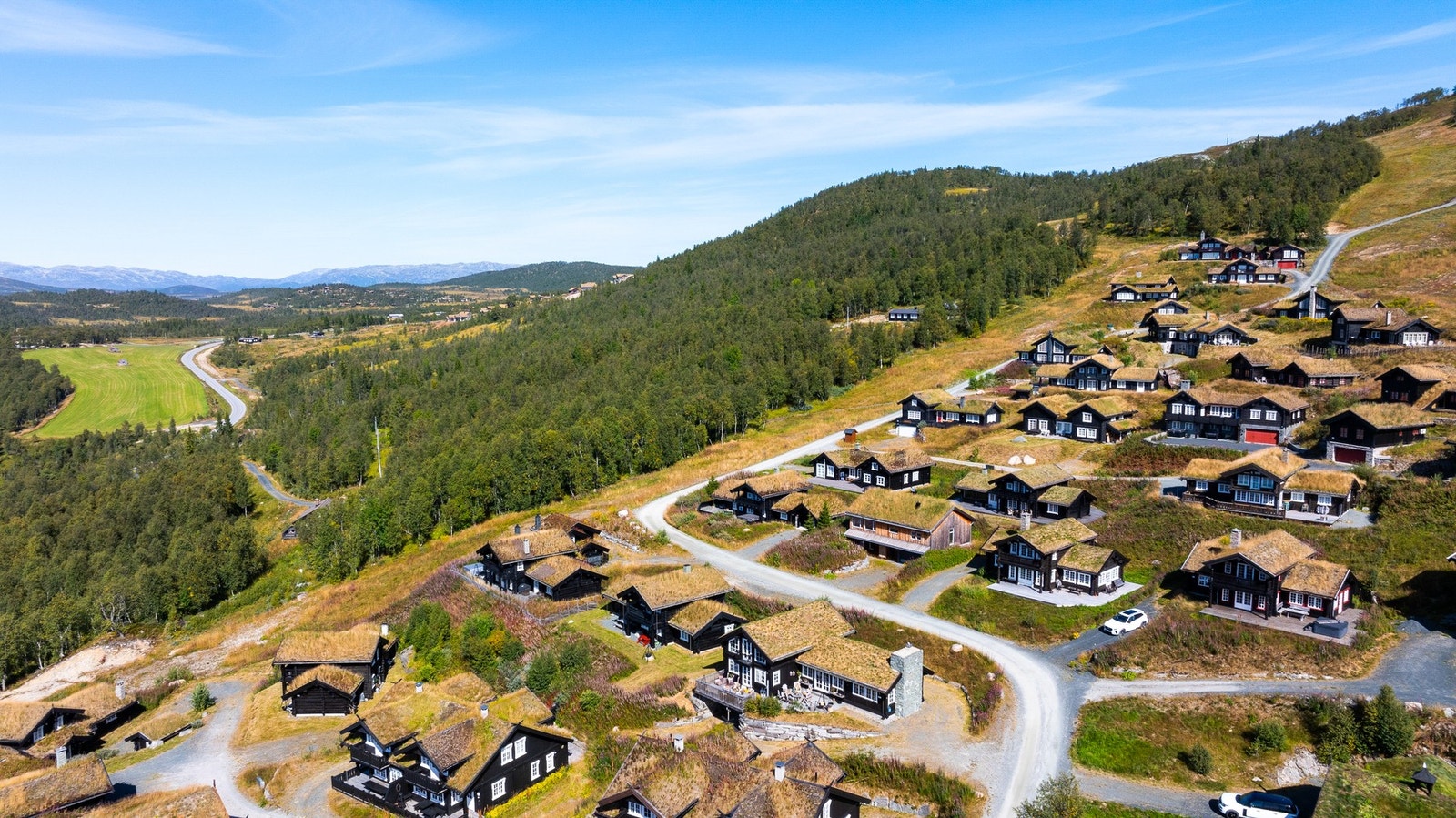 Eiendommen ligger helt opp mot toppen av det eksklusive hyttefeltet Listaullii! Galleribilde