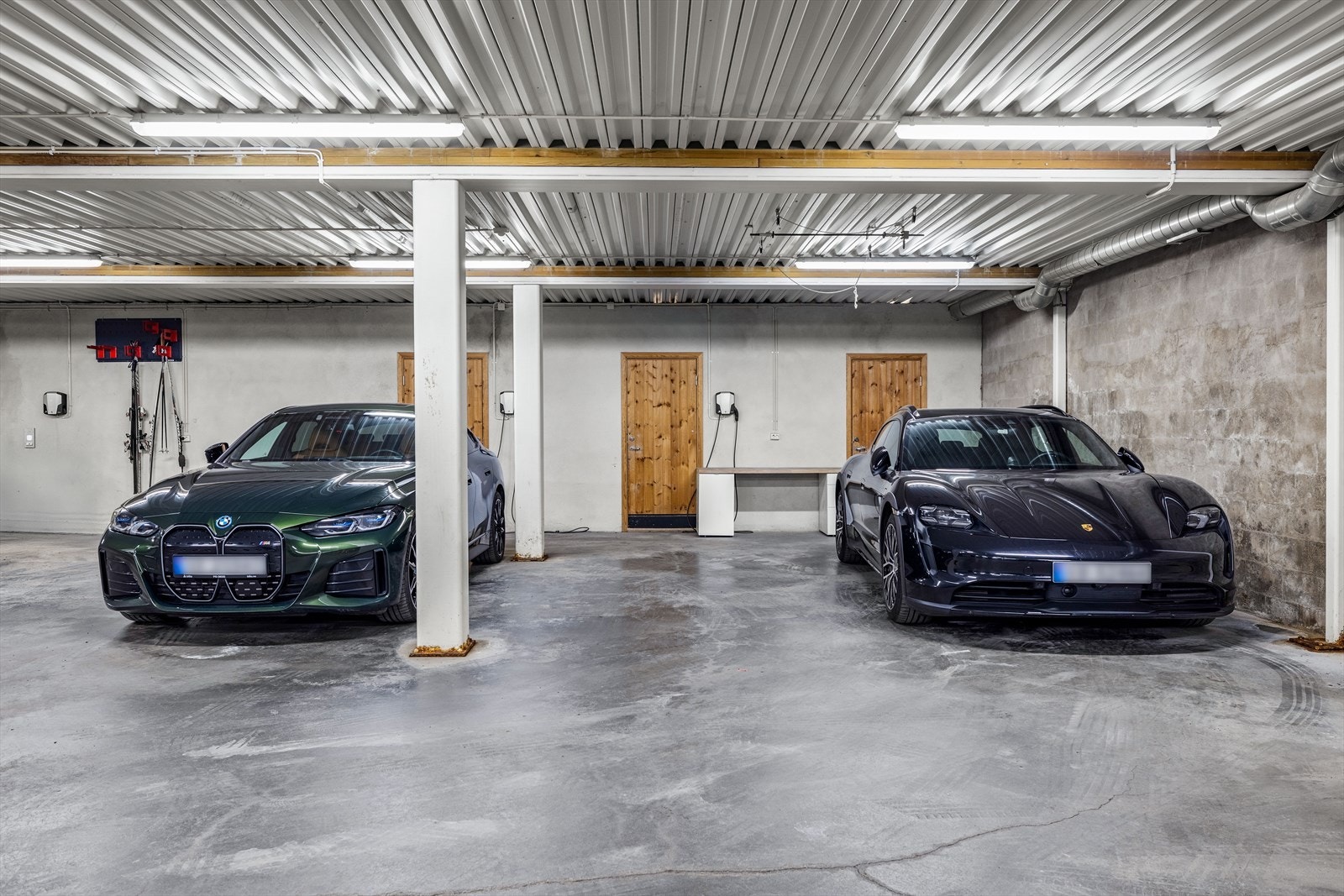 Felles garasje med ekstra god takhøyde med mulighet for SUV med takboks. Alle tre garasjeplassene og bodene som er avbildet medfølger. Galleribilde