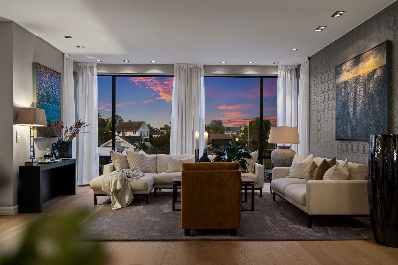 Vakker utsikt fra de aller fleste rom, med store vindusflater og god takhøyde i alle rom. Galleribilde