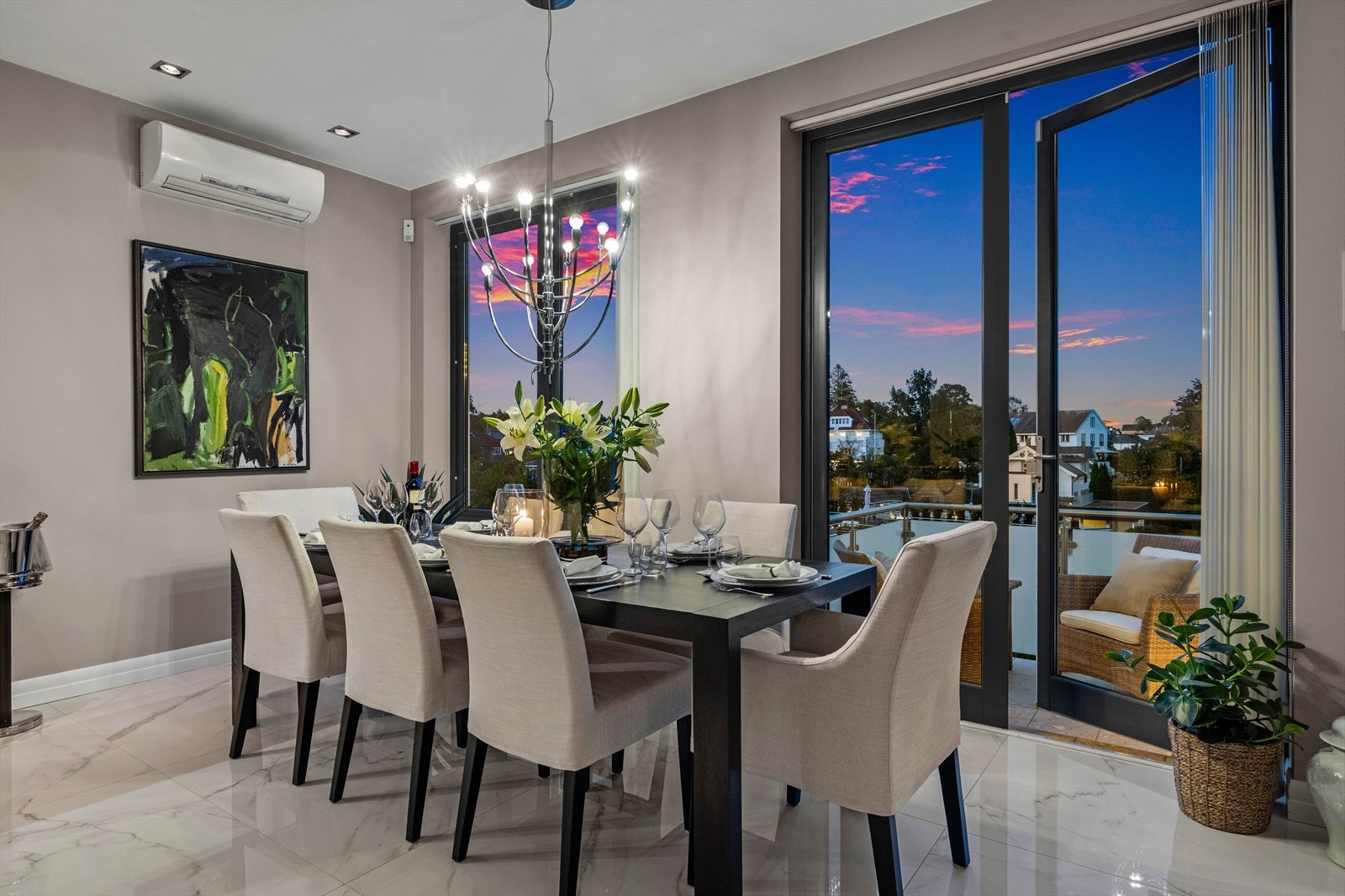 Balkong med morgensol fra spisestuen. Galleribilde