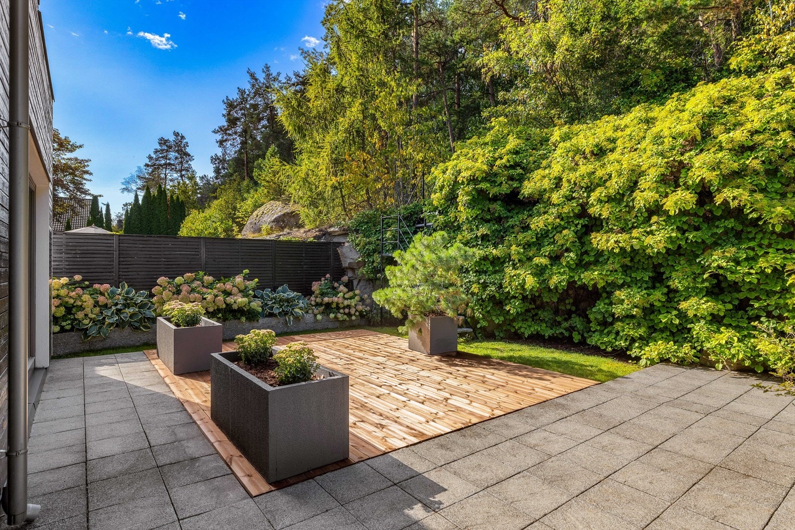 Lettstelt hage uten innsyn Galleribilde