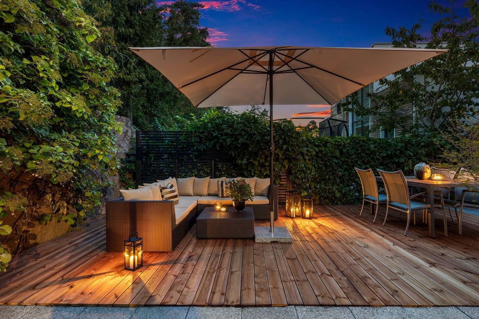 Boligen har idyllisk, skjermet uteplass som grenser rett til Kongeskogen. Galleribilde