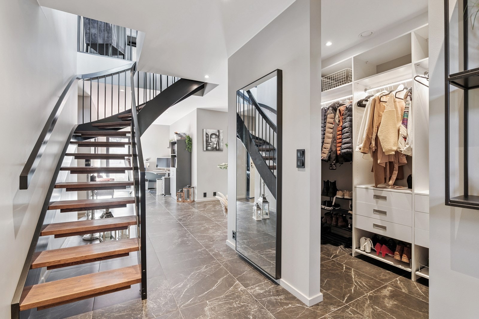 Hall med flotte fliser i marmor Galleribilde