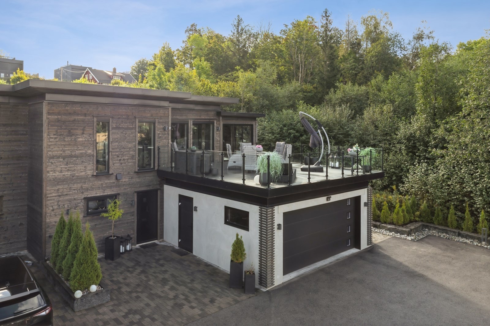 Belgningstein ved inngang og asfaltert gårdsplass Galleribilde