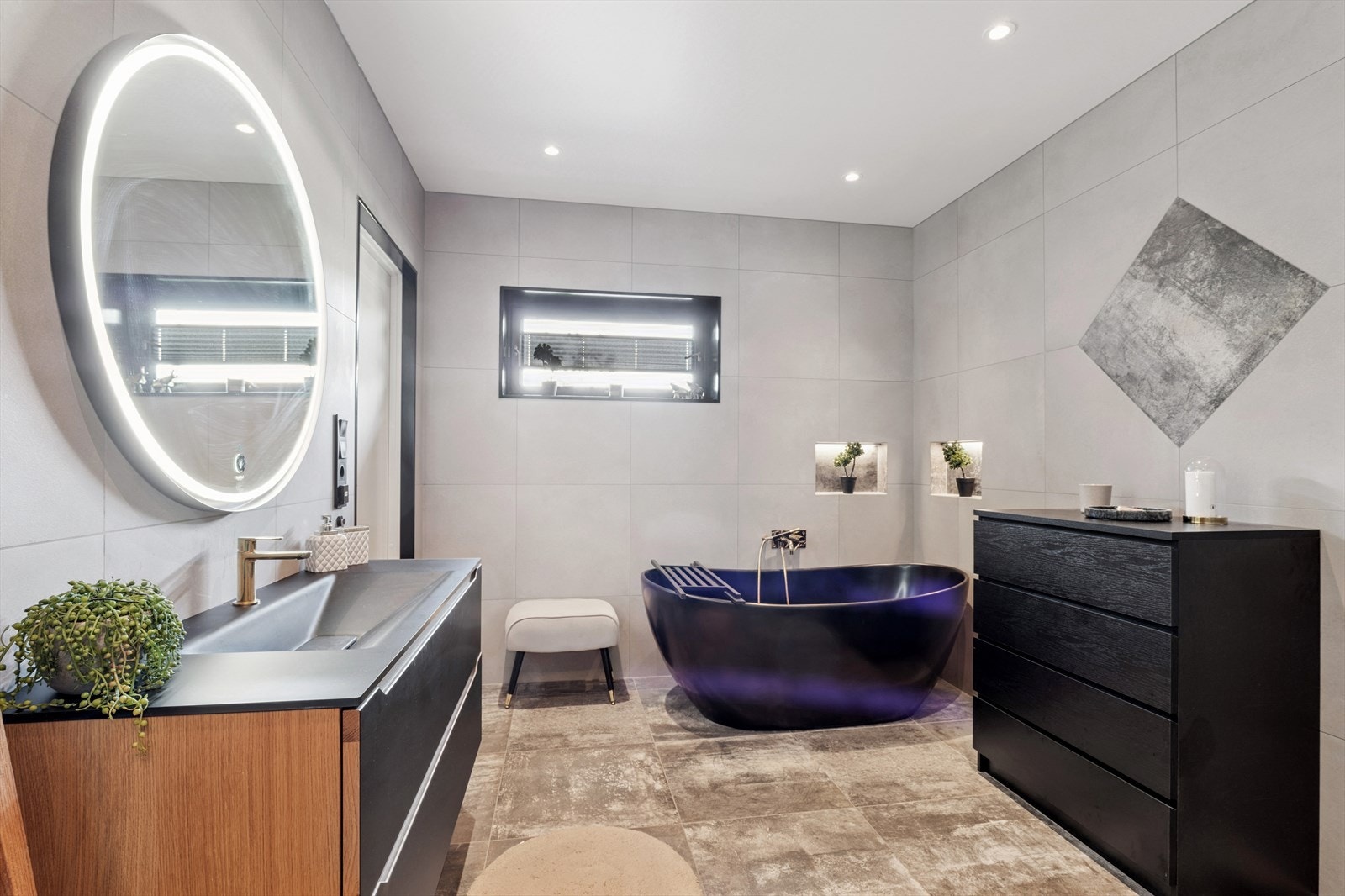 Delikat bad nede med integrerte armaturer i høy kvalitet Galleribilde