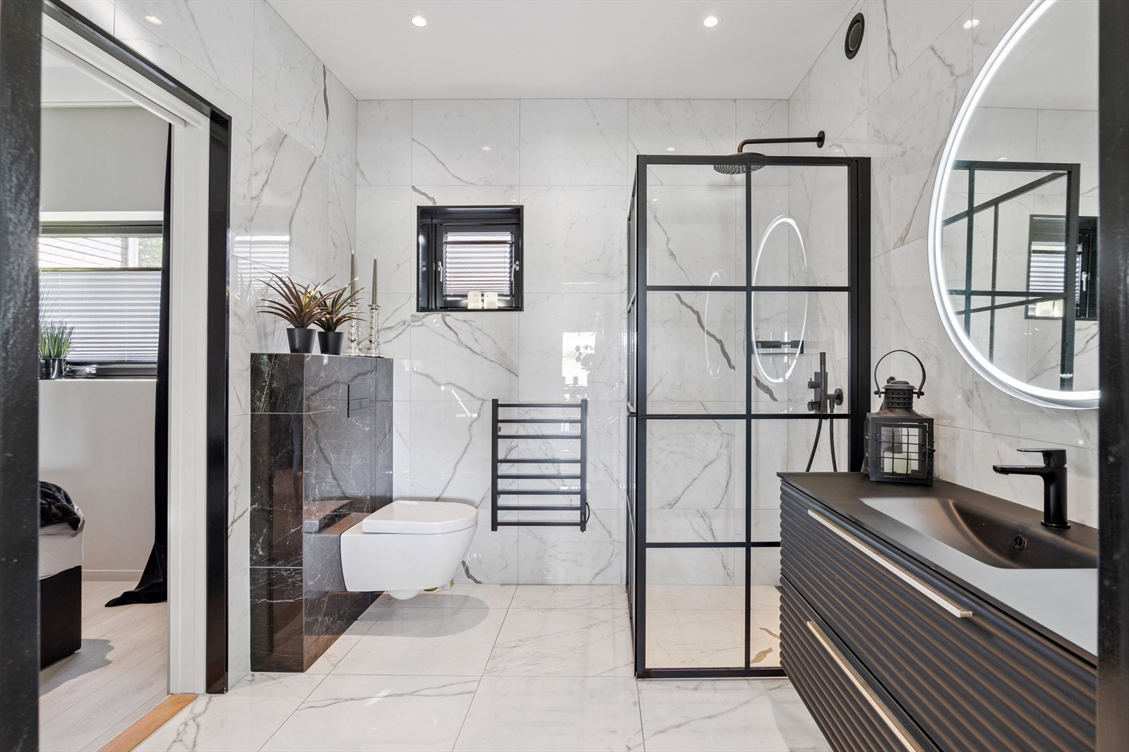 Lekkert bad oppe med direkte inngang til soverom og inngang fra stue Galleribilde