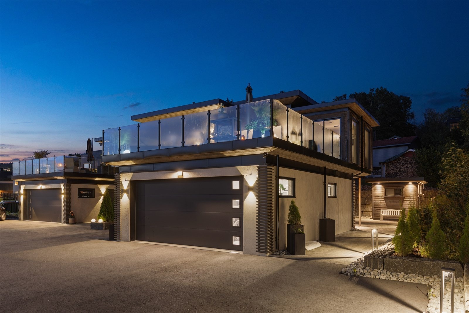 Stor flott terrasse over romslig dobbel garasje Galleribilde