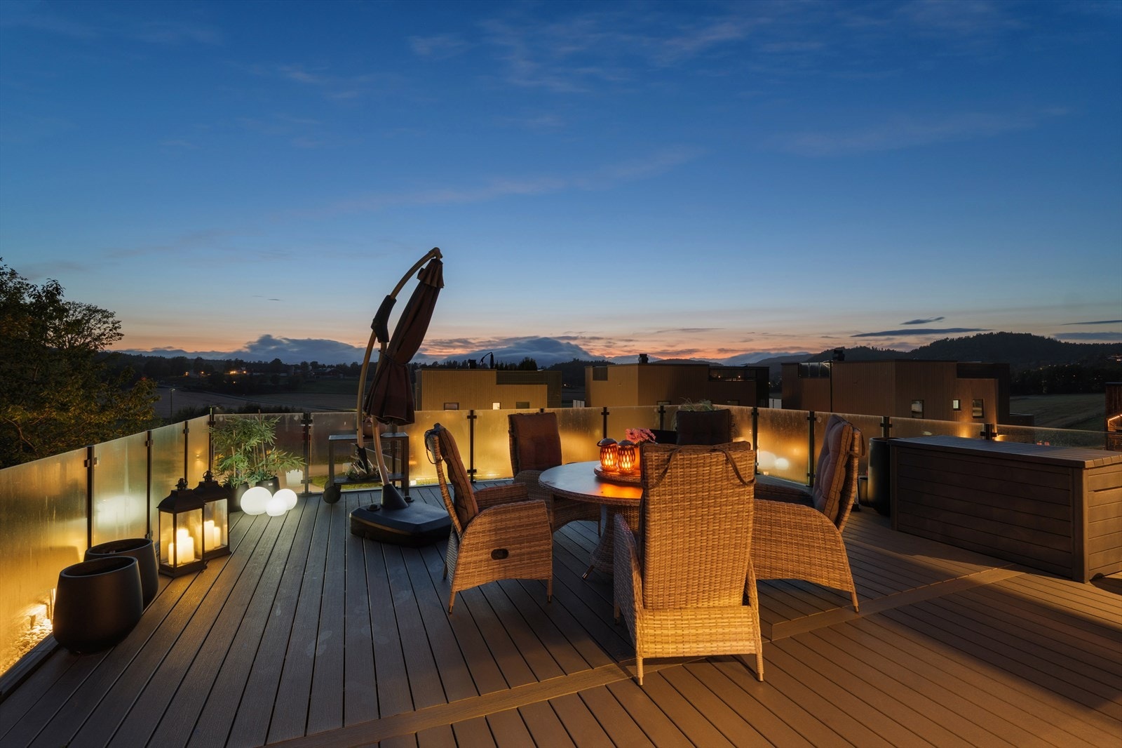 Her er det bare å sitte å nyte utsikten og kveldsolen på terrassen Galleribilde