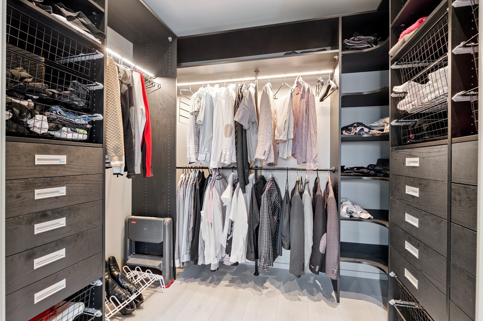 Romslig walk in closet rom som har godt med hyller og heng Galleribilde