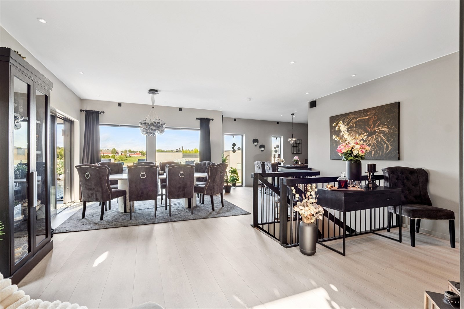 Stuen har utgang til utestue og terrasse Galleribilde