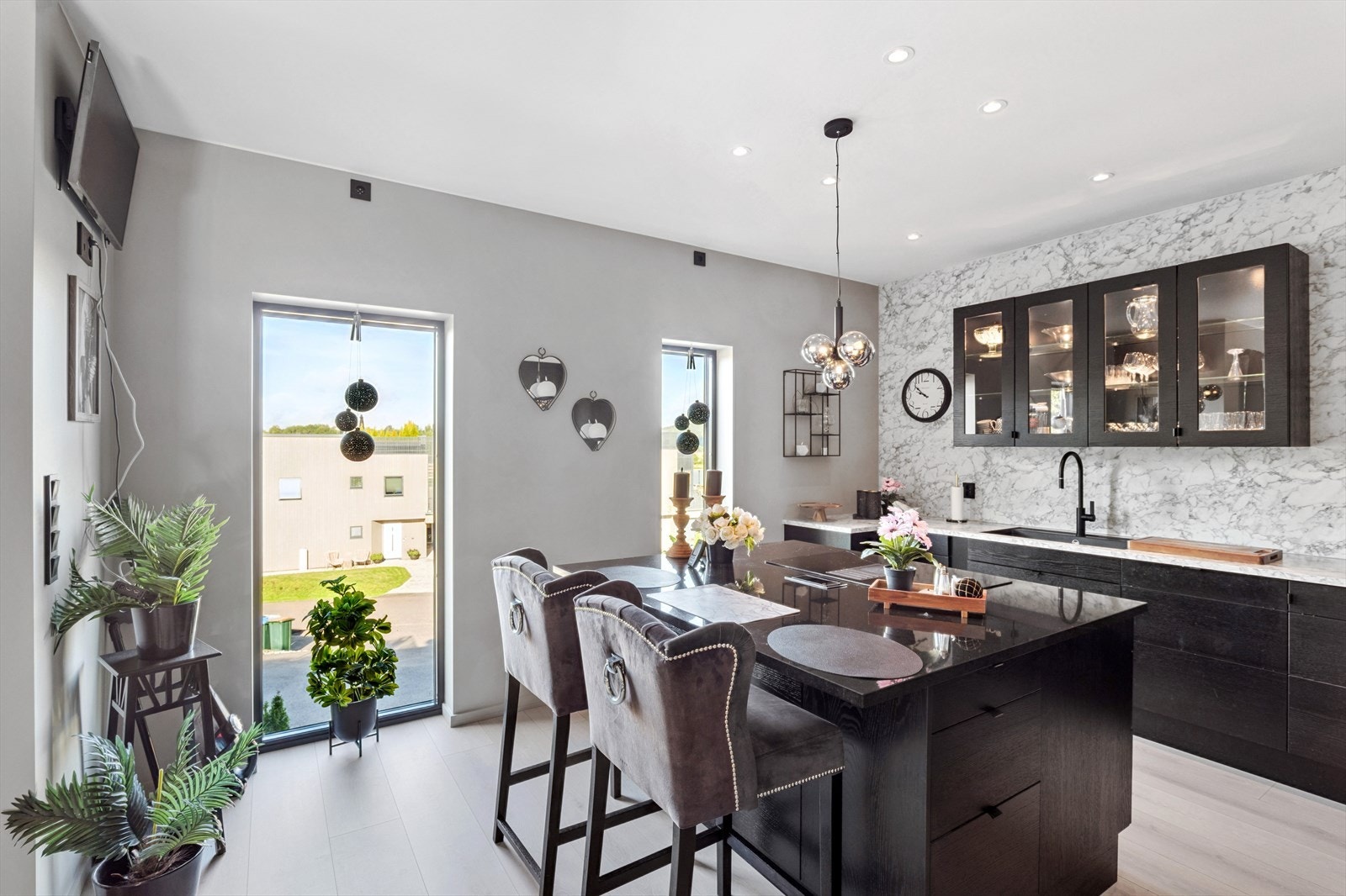 Stilig kjøkken med kjøkkenøy Galleribilde