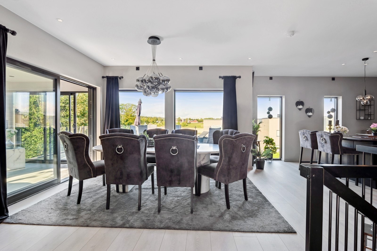 Romslig plass for spisestuemøbler Galleribilde