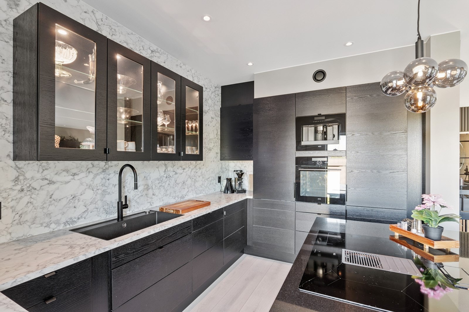 Kjøkken i sort med stein benkeplater Galleribilde