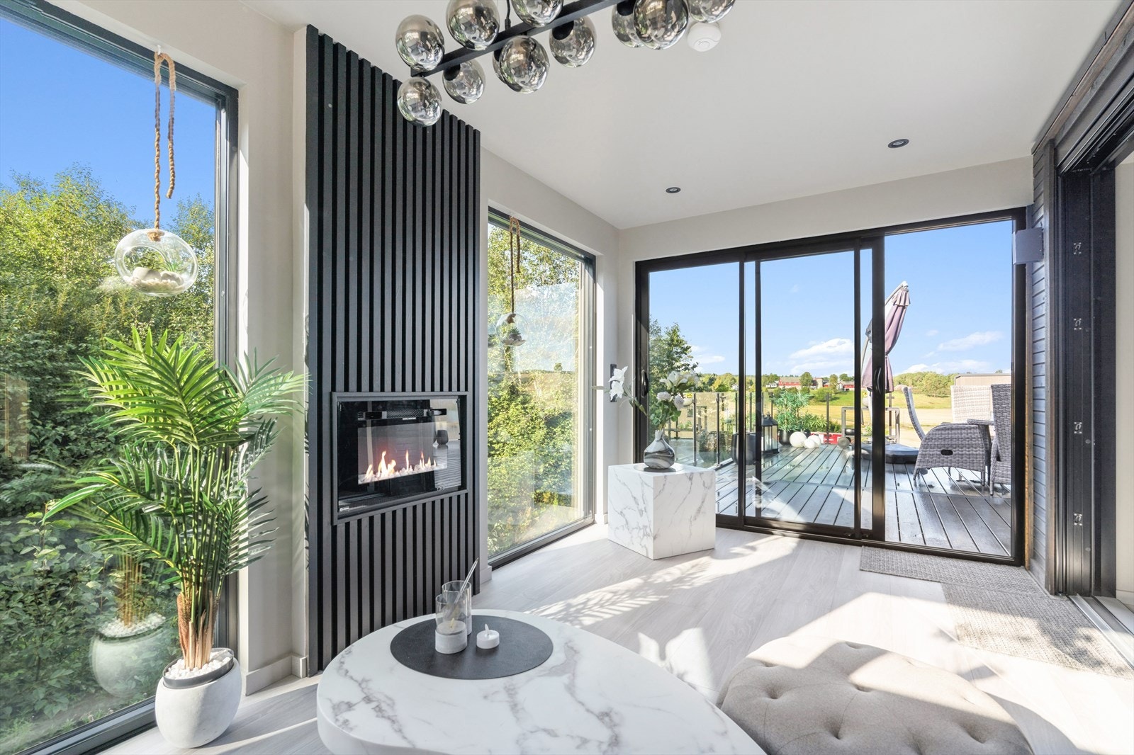 Lekker hagestue med elektrisk peis Galleribilde