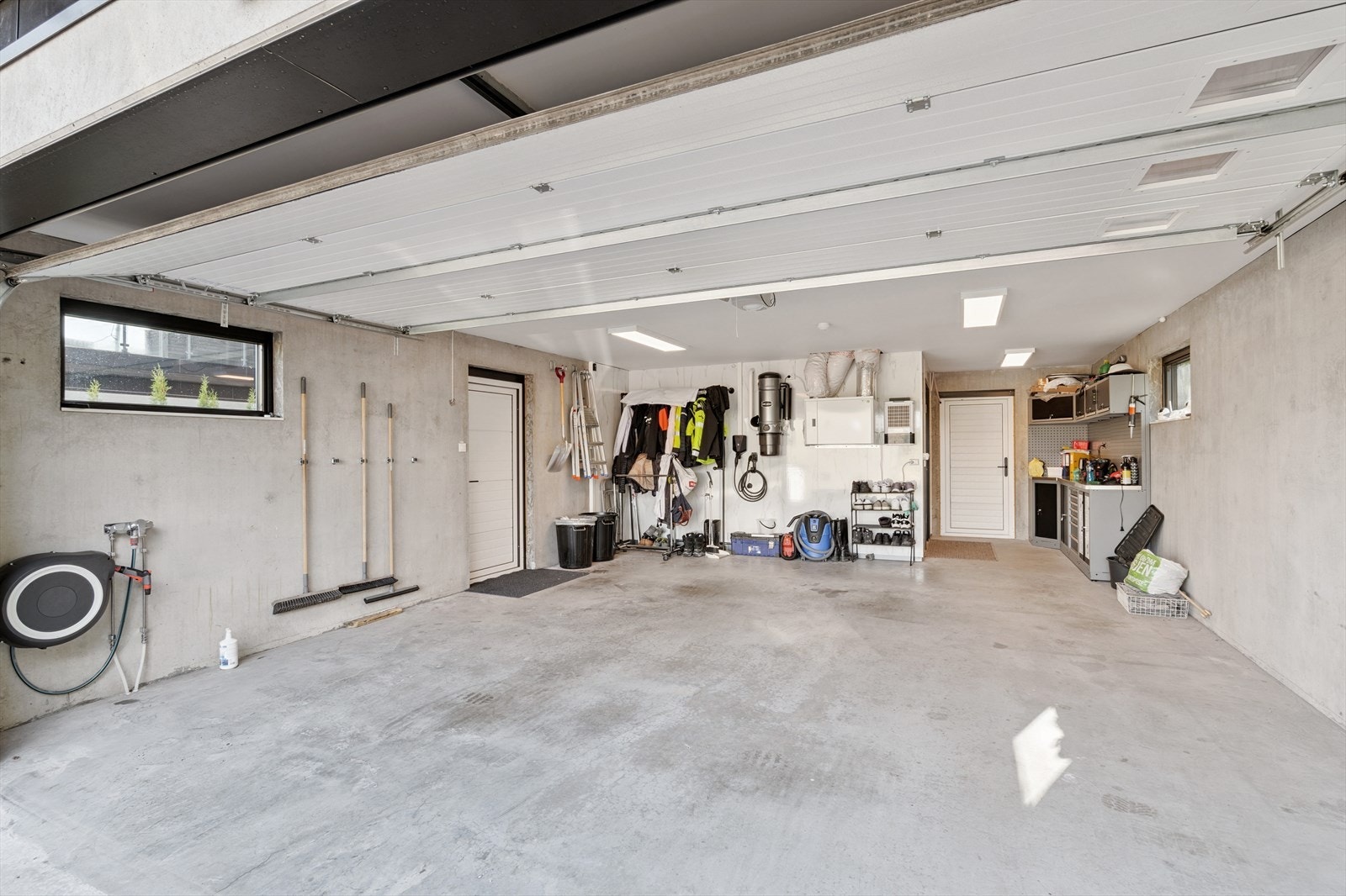 Romslig fin garasje med innredning Galleribilde