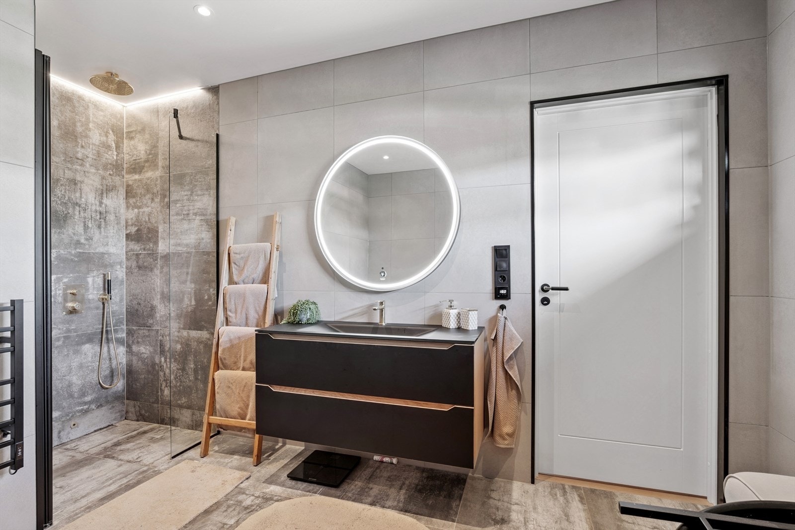 Badet nede har store fine fliser på vegger og tak Galleribilde