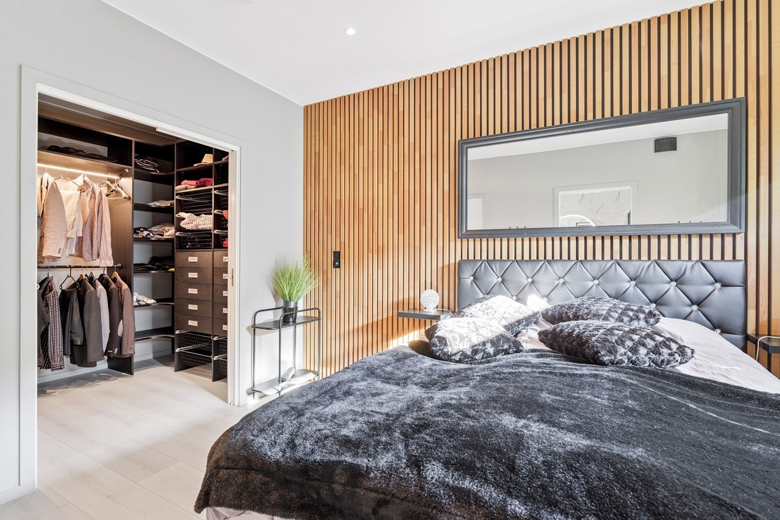 Soverom oppe med walk in closet Galleribilde