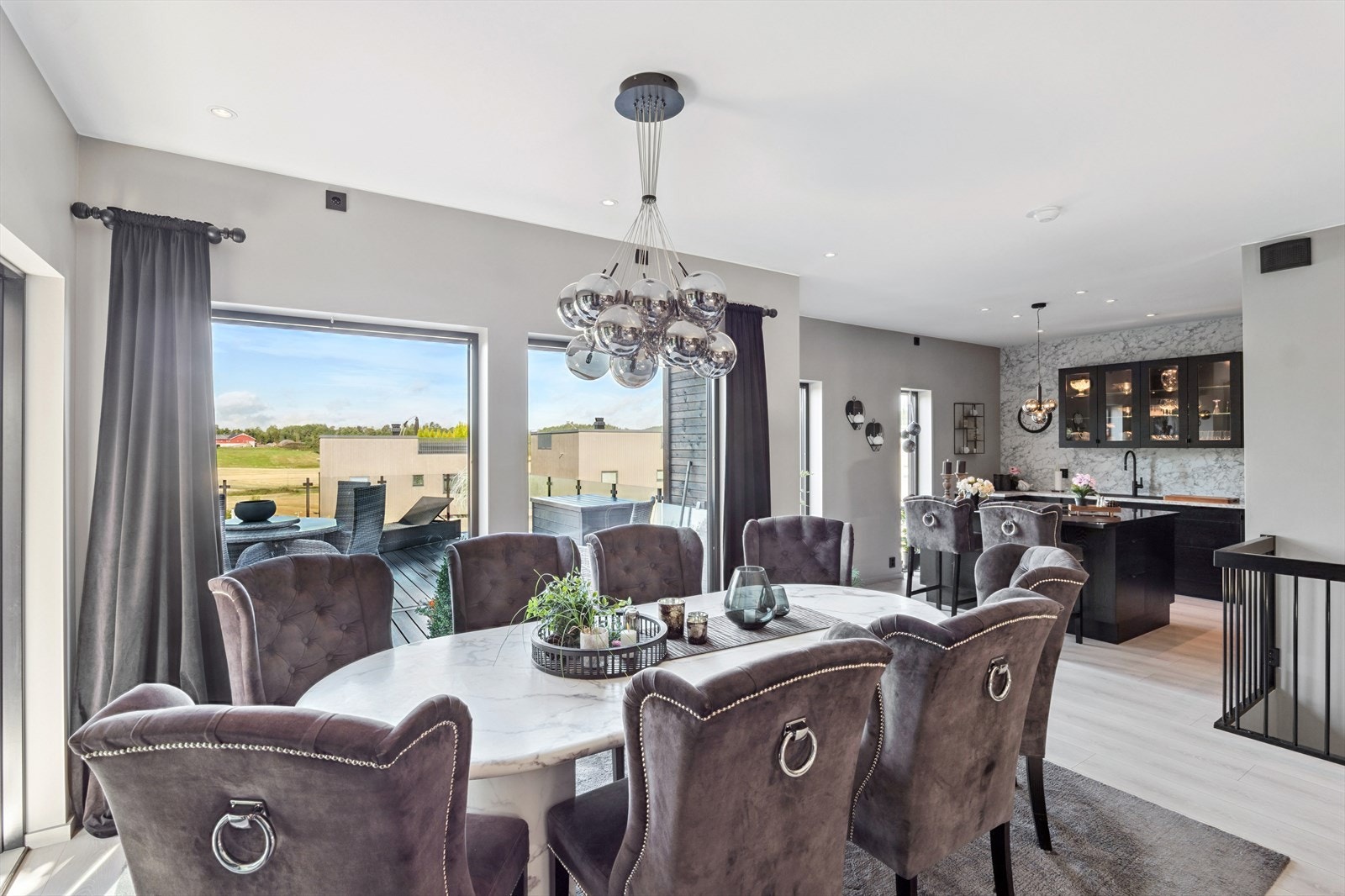 Stuen har delvis åpen løsning til kjøkken Galleribilde