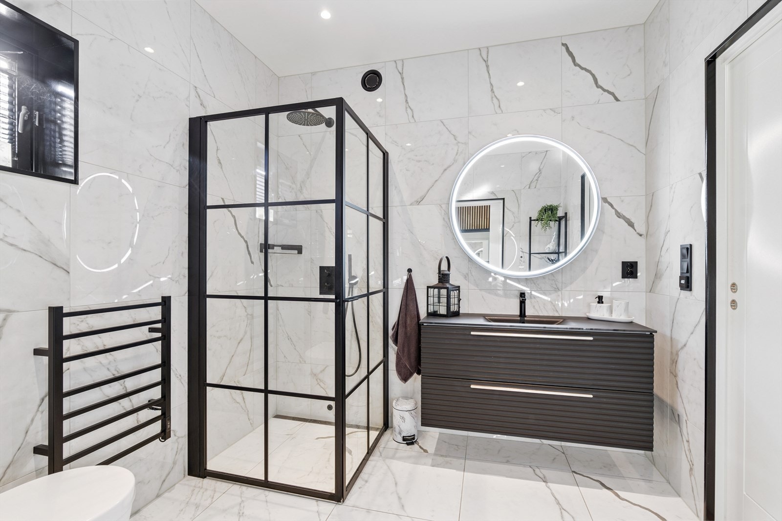 Stilig dusjvegger med sorte detaljer og høy kvalitet på armaturer Galleribilde