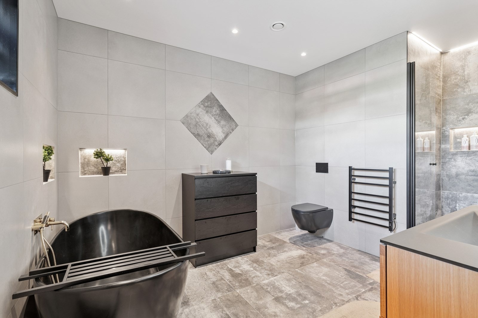 Stilig badekar og håndkletørker Galleribilde