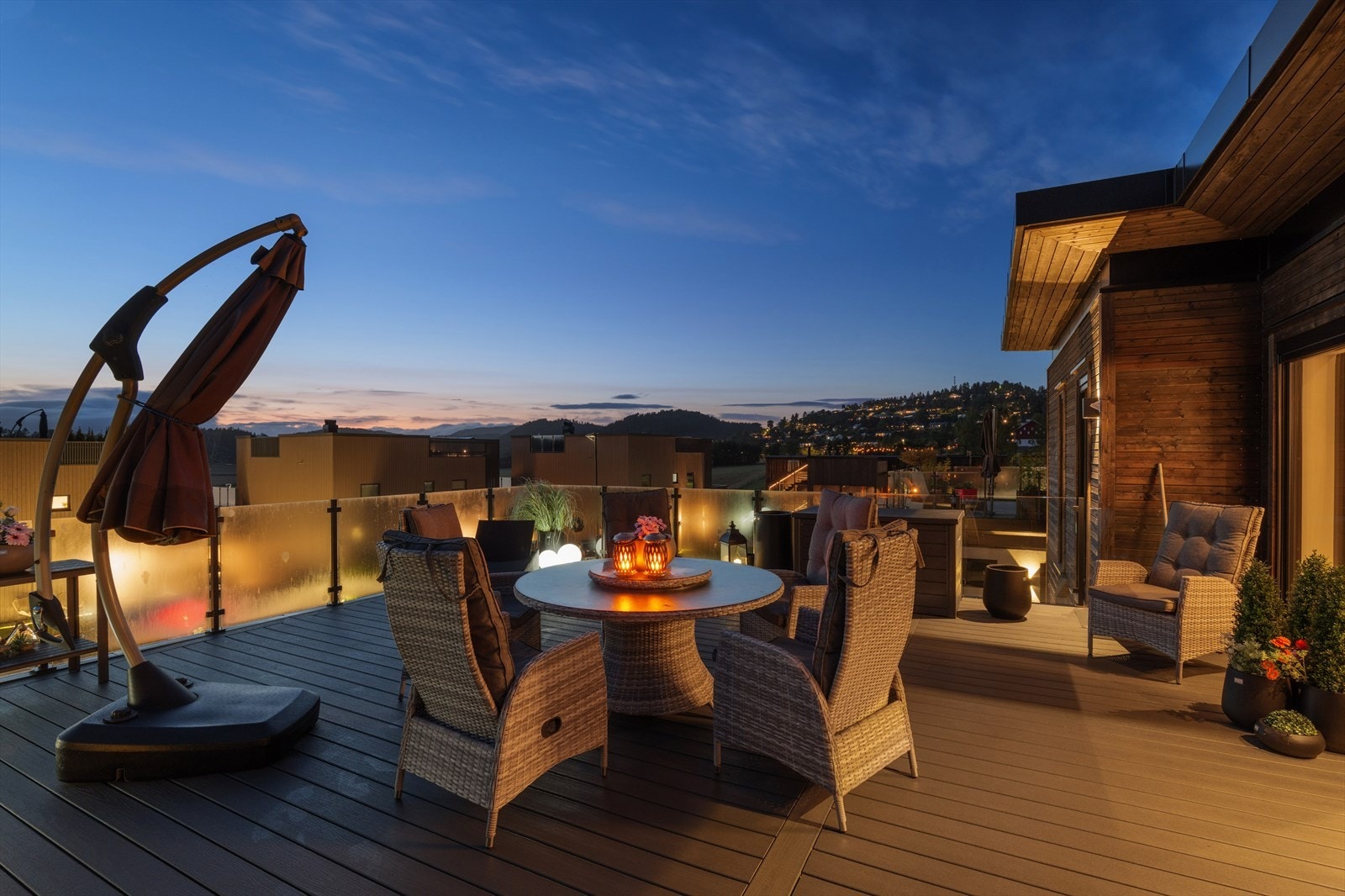 Stor solrik terrasse med koselig belysning og flott utsikt Galleribilde