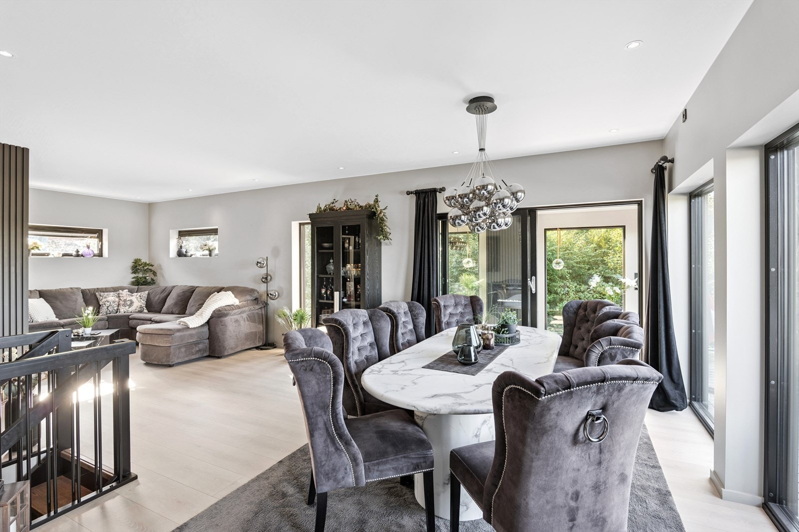 Romslig fin stue som får inn masse lys Galleribilde