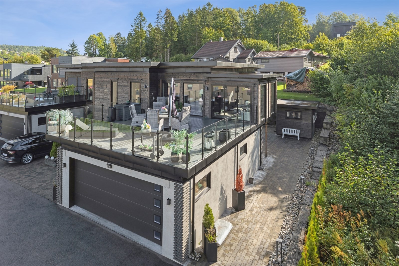 Eiendommen har flere uteplasser nesten rundt hele huset. Galleribilde