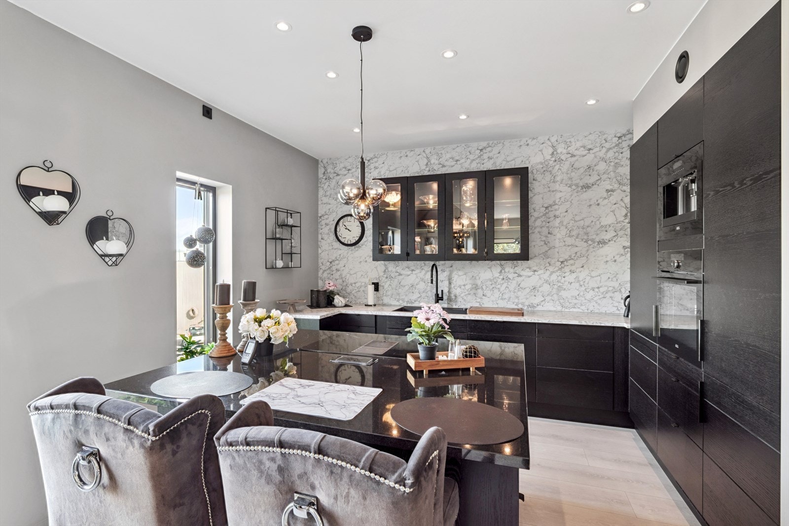 Kjøkken med integrerte hvitevarer og glasskap Galleribilde