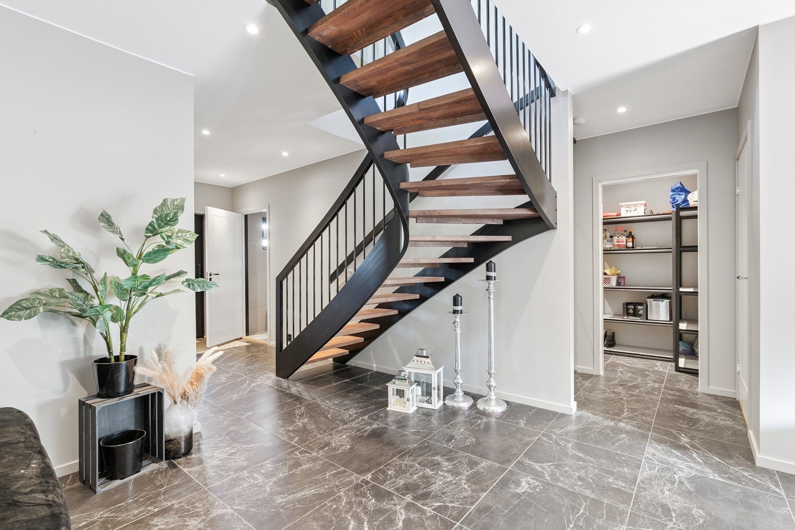 Romslig hall nede med inngang til garderobe og bod Galleribilde