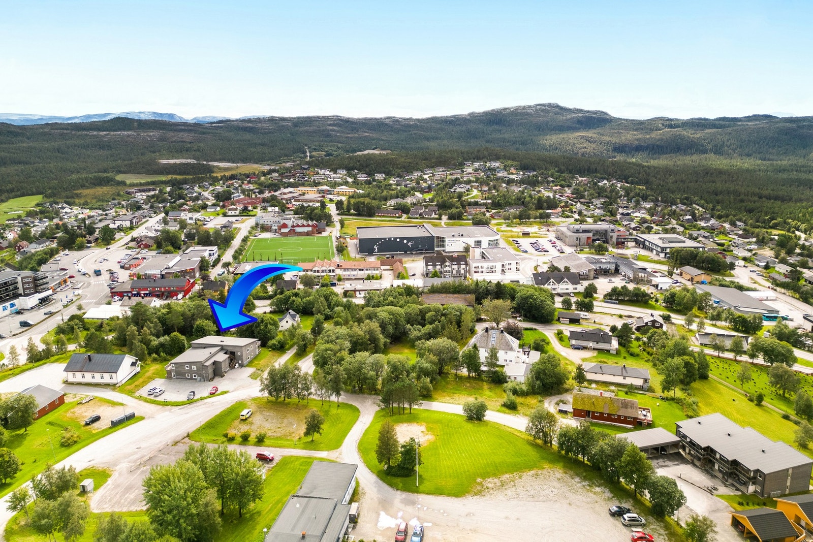 Beliggenheten er ettertraktet grunnet de korte avstandene til barneskole og idrettsannlegg. Galleribilde