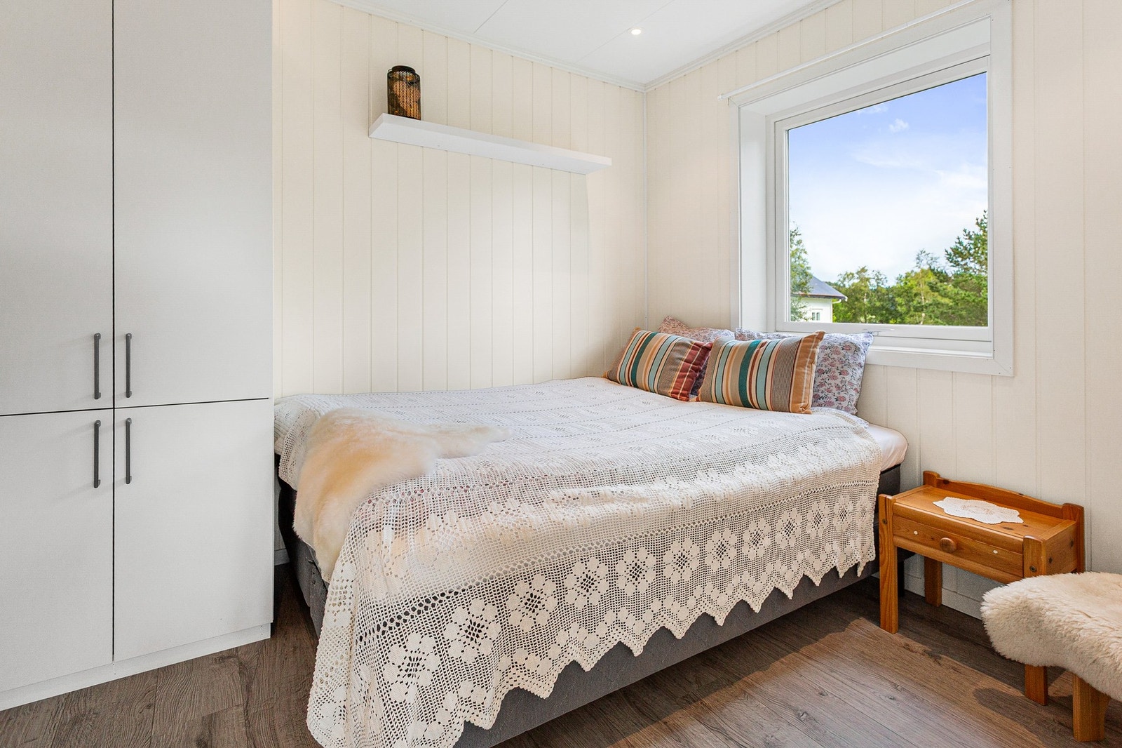 Hovedsoverommet har god plass til dobbeltseng og garderobeløsing. Galleribilde