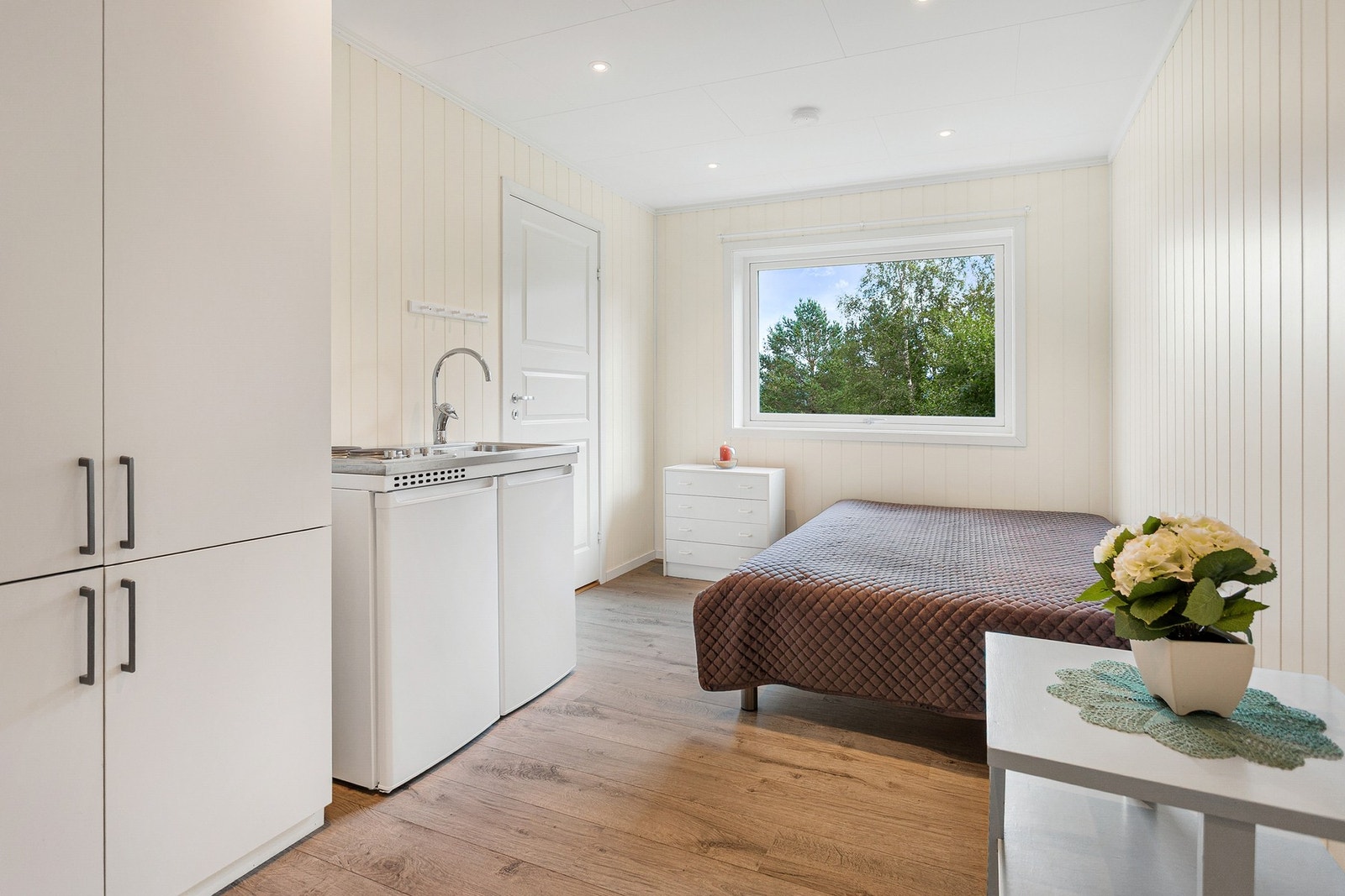 Praktisk hybel med enkelt kjøkken og plass til seng eller sovesofa. Galleribilde