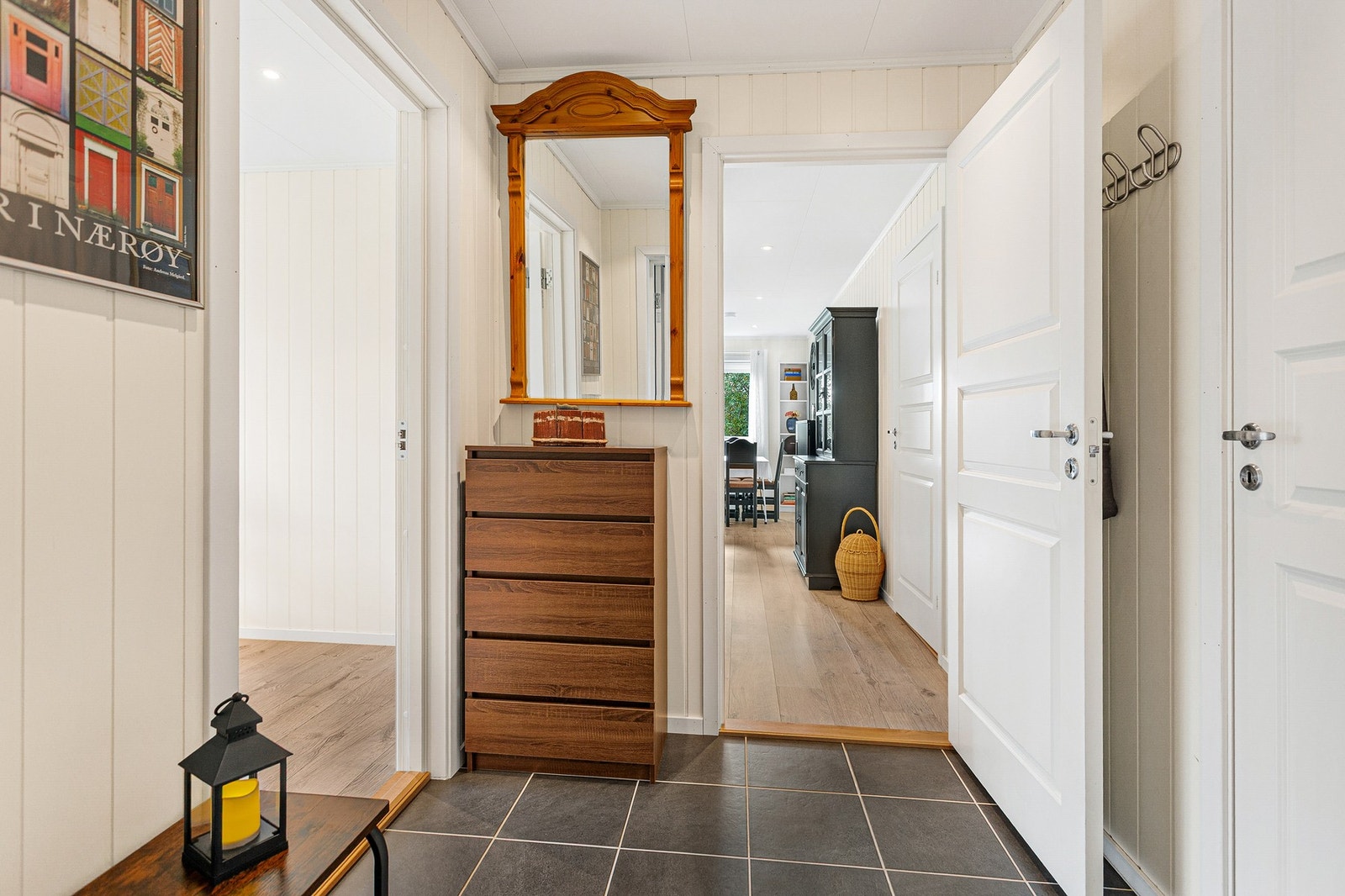 Gangen er flislagt. Galleribilde