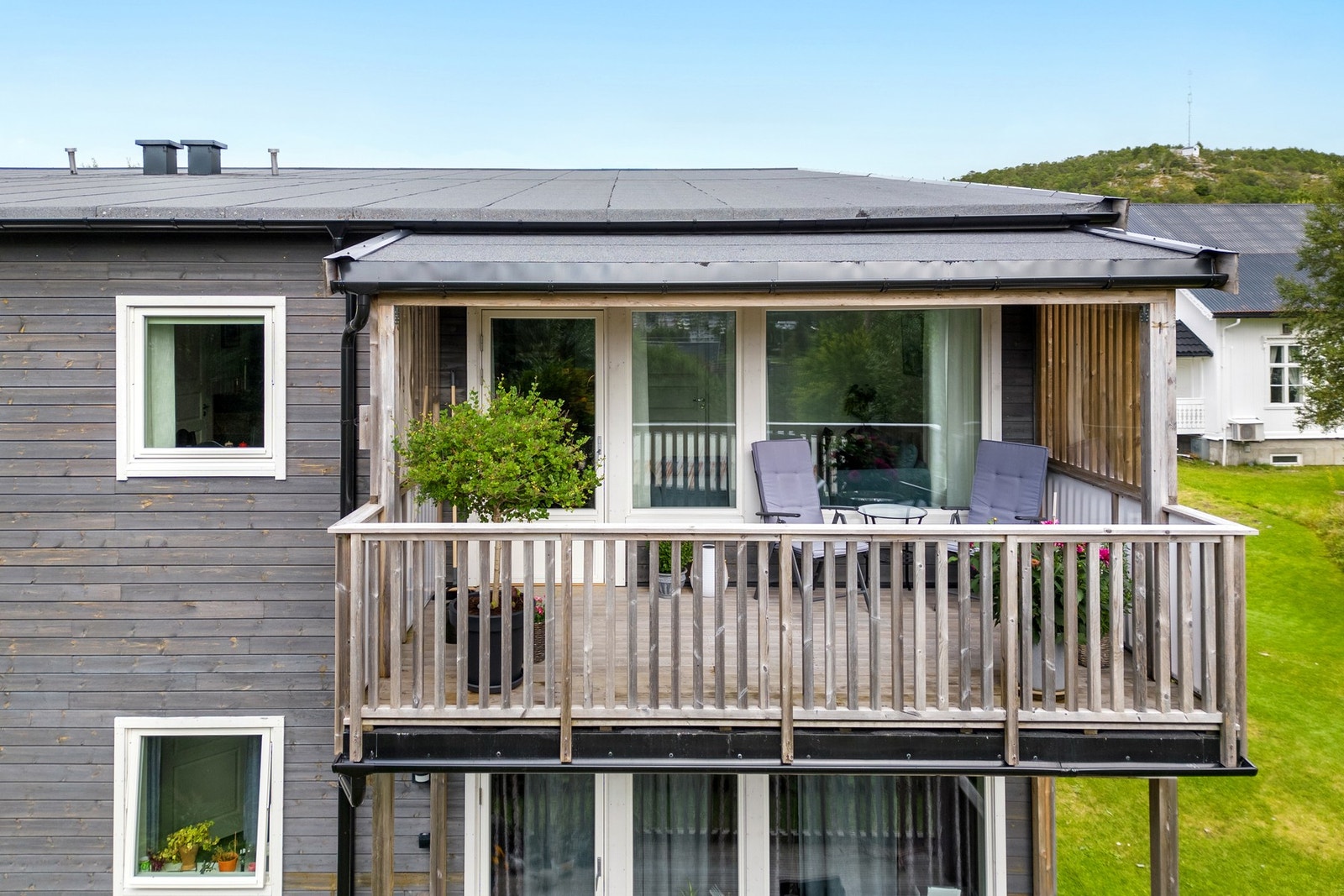 Hyggelig veranda med takoverbygg. Her har man plass til hagemøbler og grill ect. Galleribilde