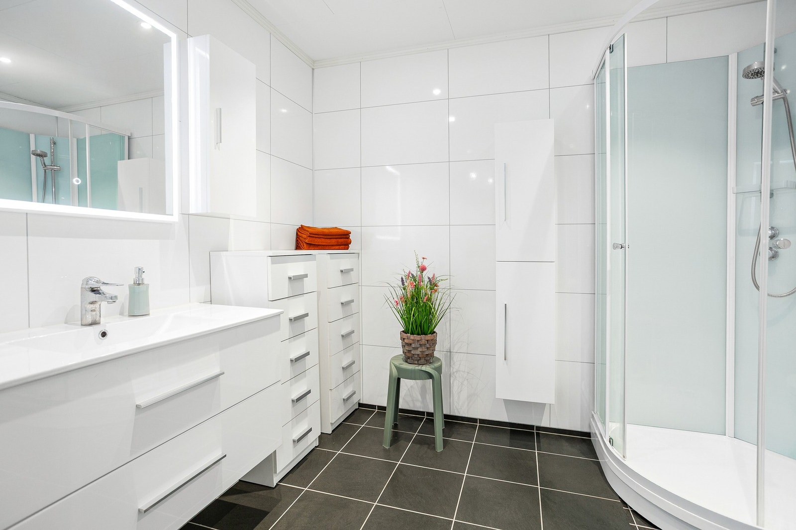 Romslig bad med flislagt gulv. Galleribilde