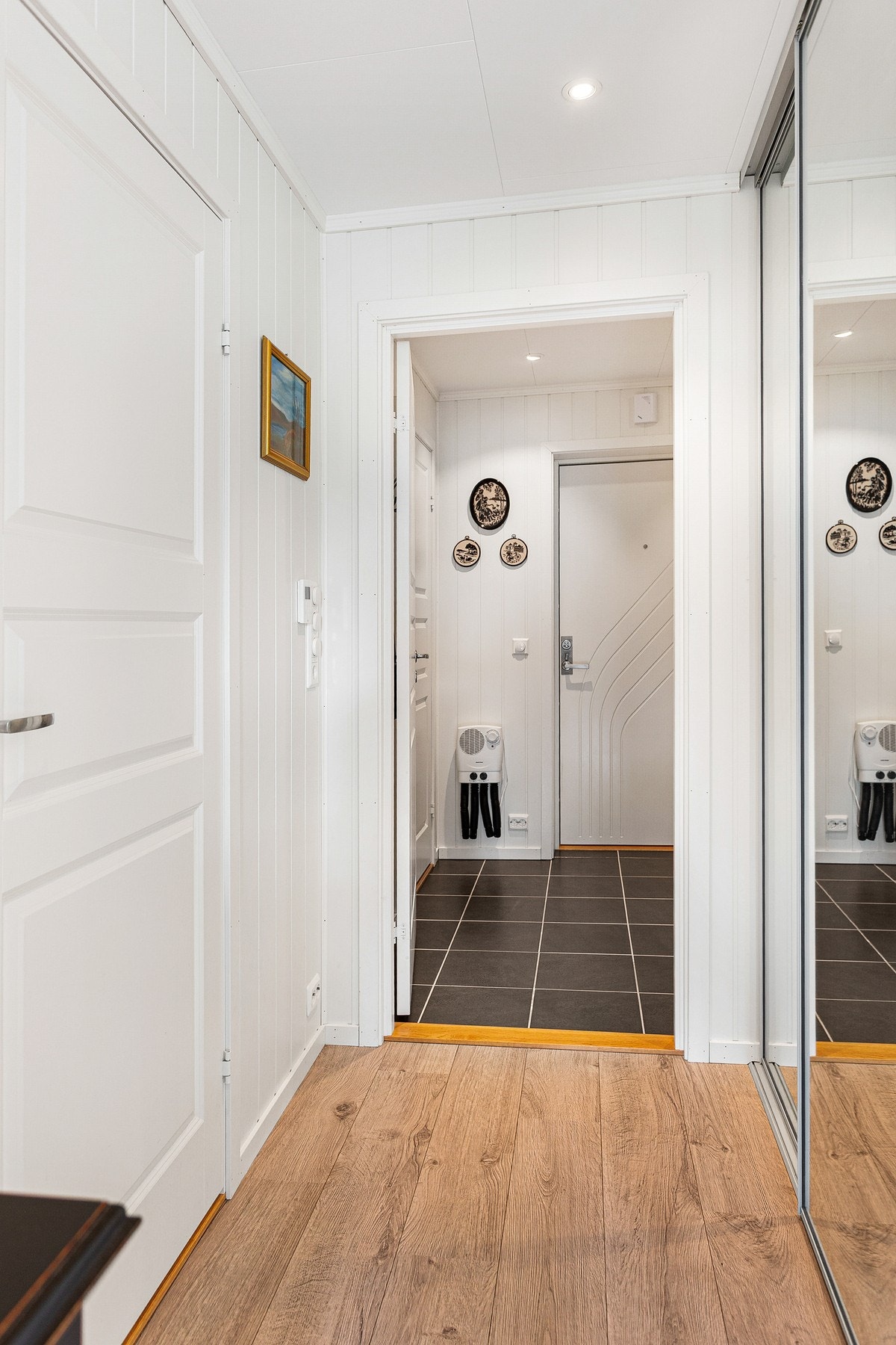 Praktisk gang med praktisk skyvedørsgarderobe. Galleribilde