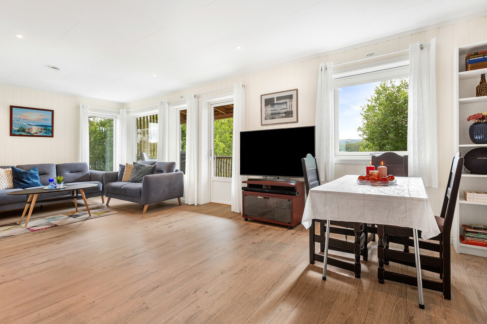 Boligen har spotter i tak og enkel adkomst til veranda via verandadør. Galleribilde