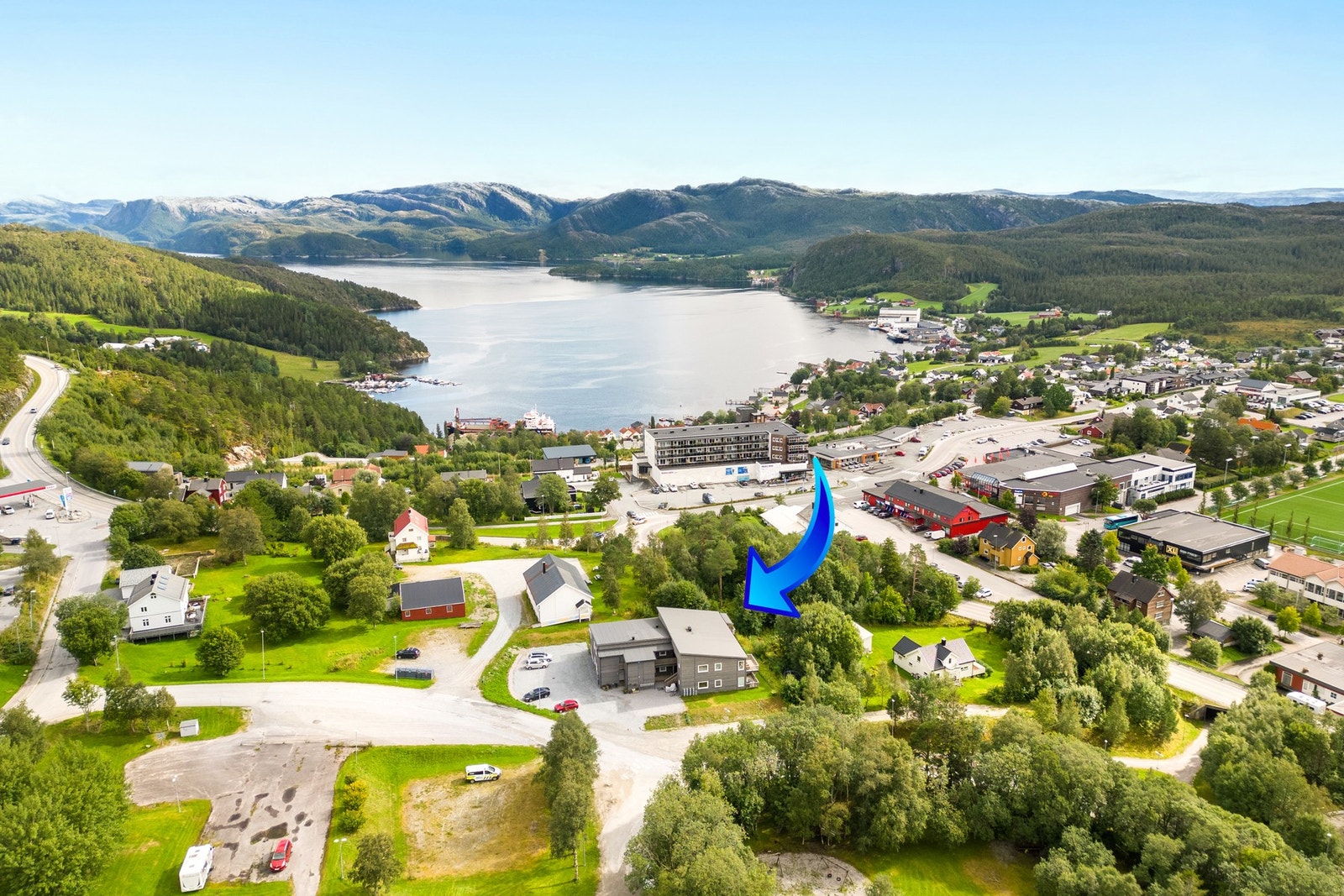 Sentral beliggenhet i øvre del av Kolvereid sentrum. Solrikt og med flott utsikt mot nærområdet, sentrum og Vattin. Galleribilde