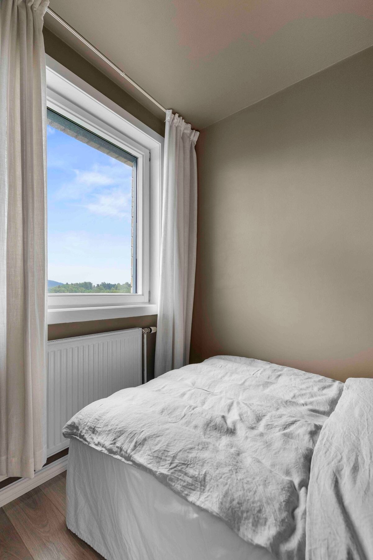 - Lyst rom med nydelig utsikt - Galleribilde