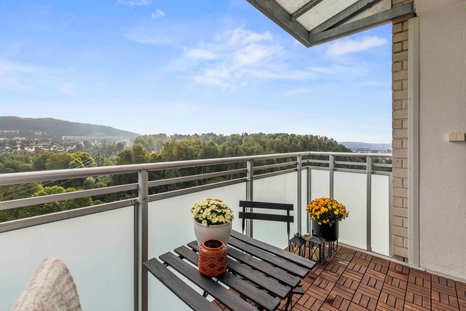 - Første solstråler kommer med soloppgang (rundt 07:00 på sommeren fra over Grefsenkollen). Solen holder seg typisk på sommerstid til kl 13-14:00 på ettermiddagen - Galleribilde