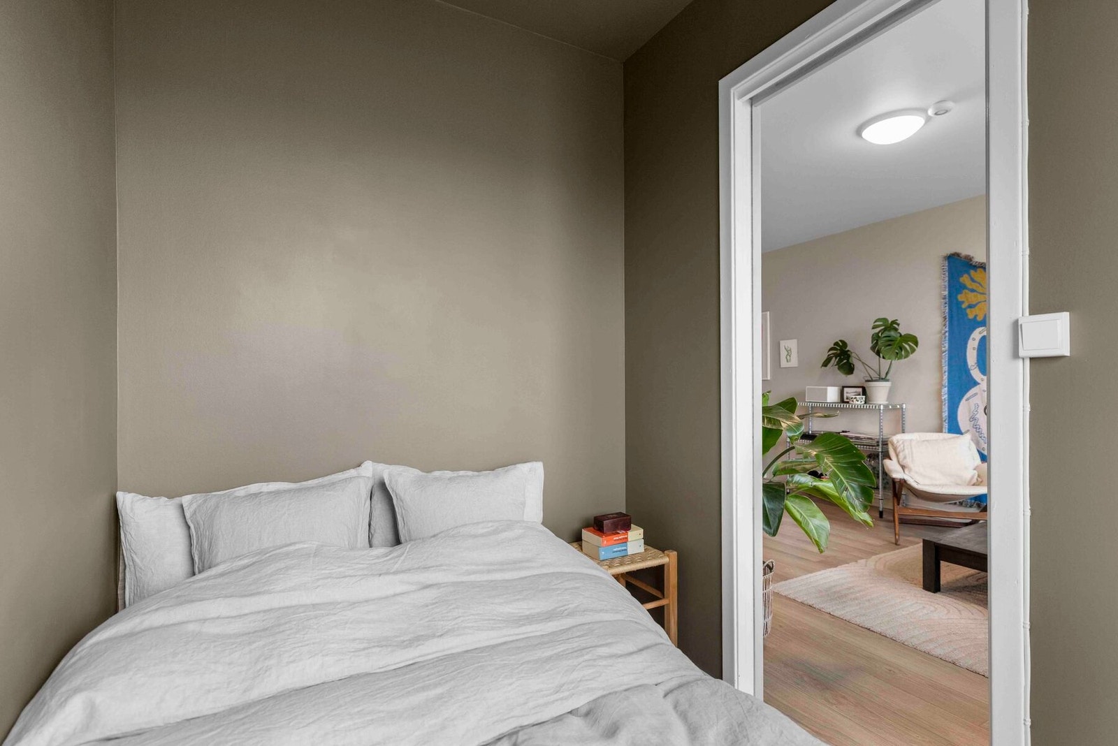 - Plass til seng, nattbord og oppbevaringshyller - Galleribilde