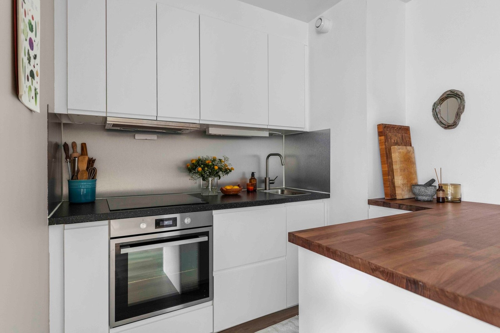 - Integrerte hvitevarer med innfelt platetopp i benkeplate, komfyr og kjøl/frys - Galleribilde