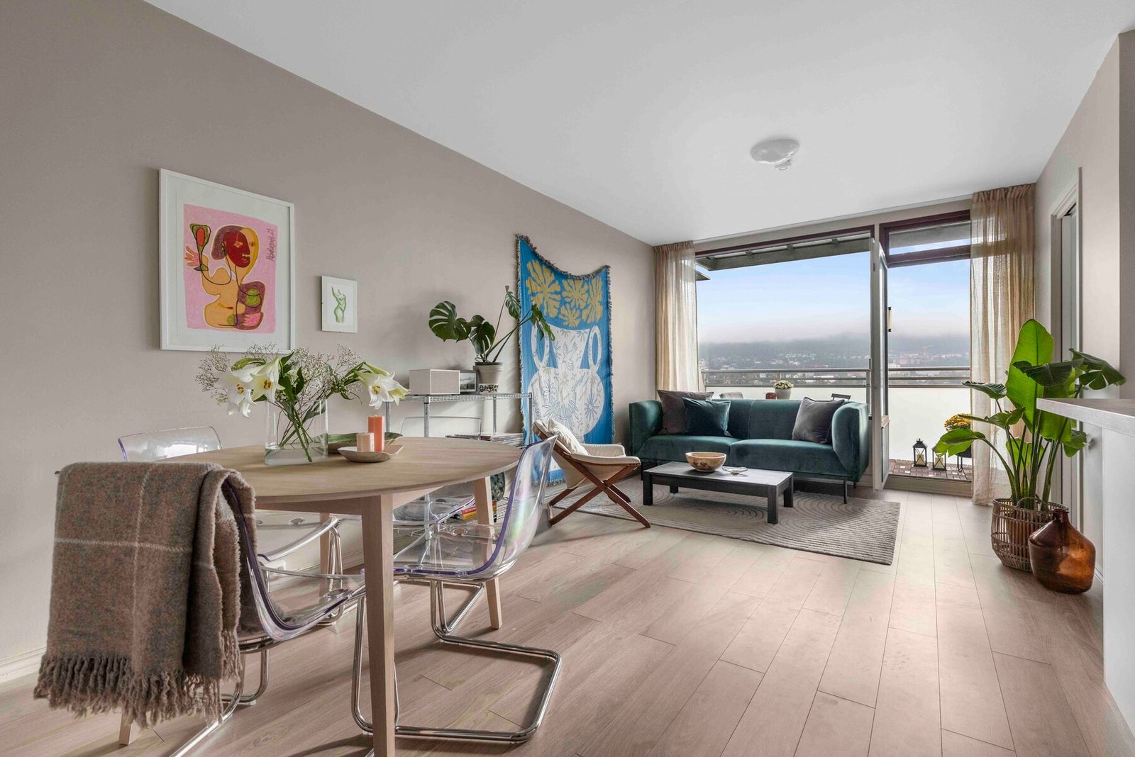 - Pen selveiet leilighet med solrik balkong - Galleribilde