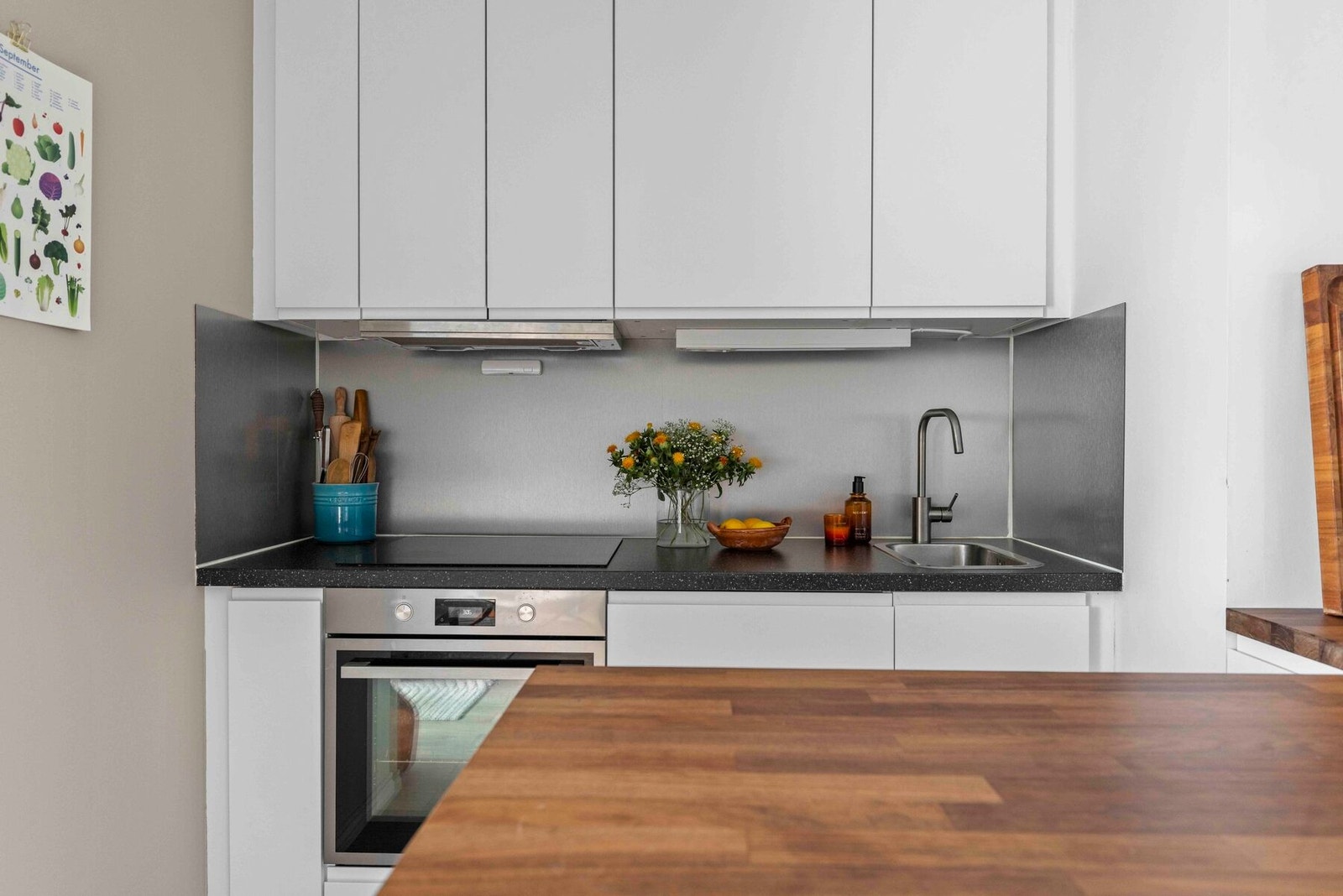 - Lekkert kjøkken med glatte fronter, laminert benkeplate med integrert kjøkkenkum - Galleribilde