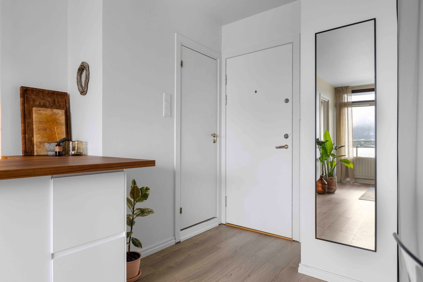 - Leiligheten har en fin intern beliggenhet i 9. etasje - Galleribilde