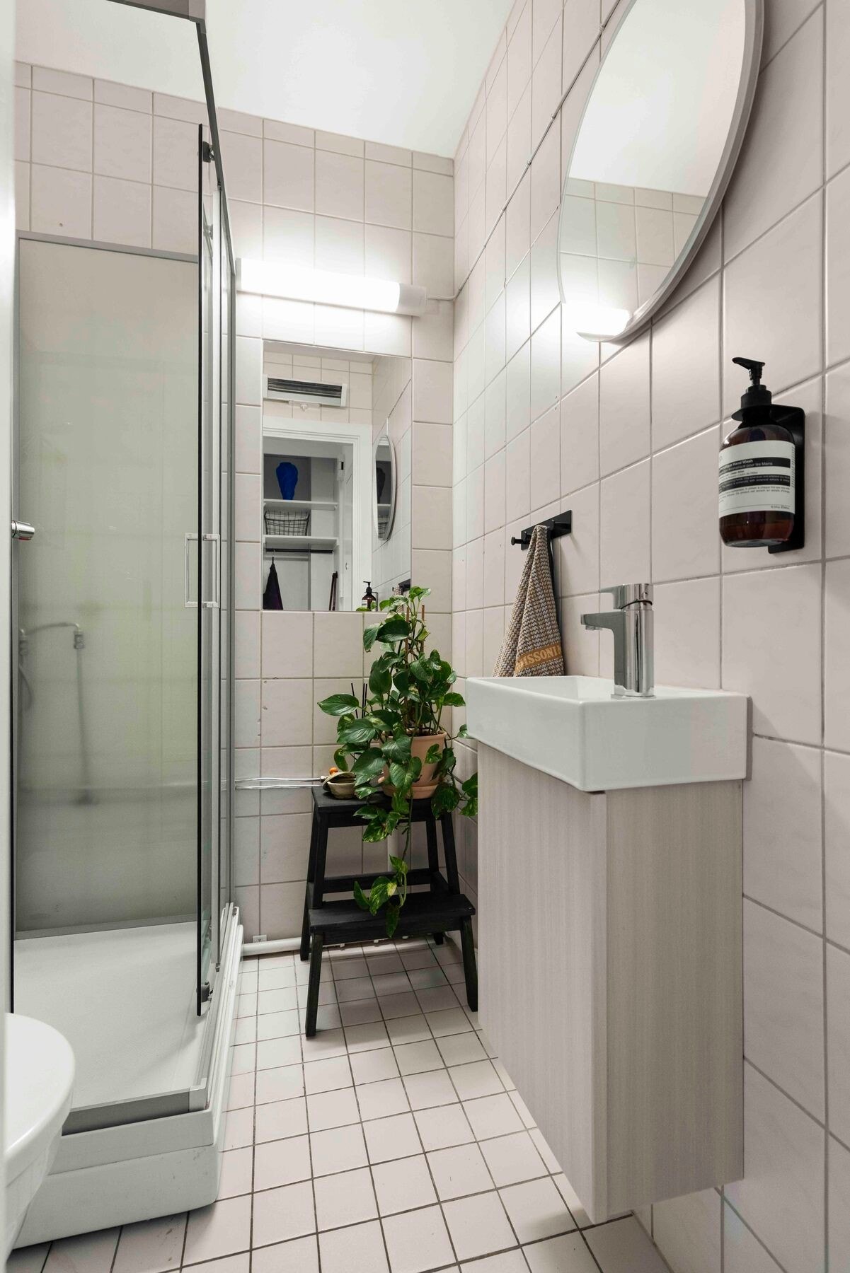 -Bad består av gulvstående toalett, servant på vegghengt servantskap og dusjkabinett - Galleribilde