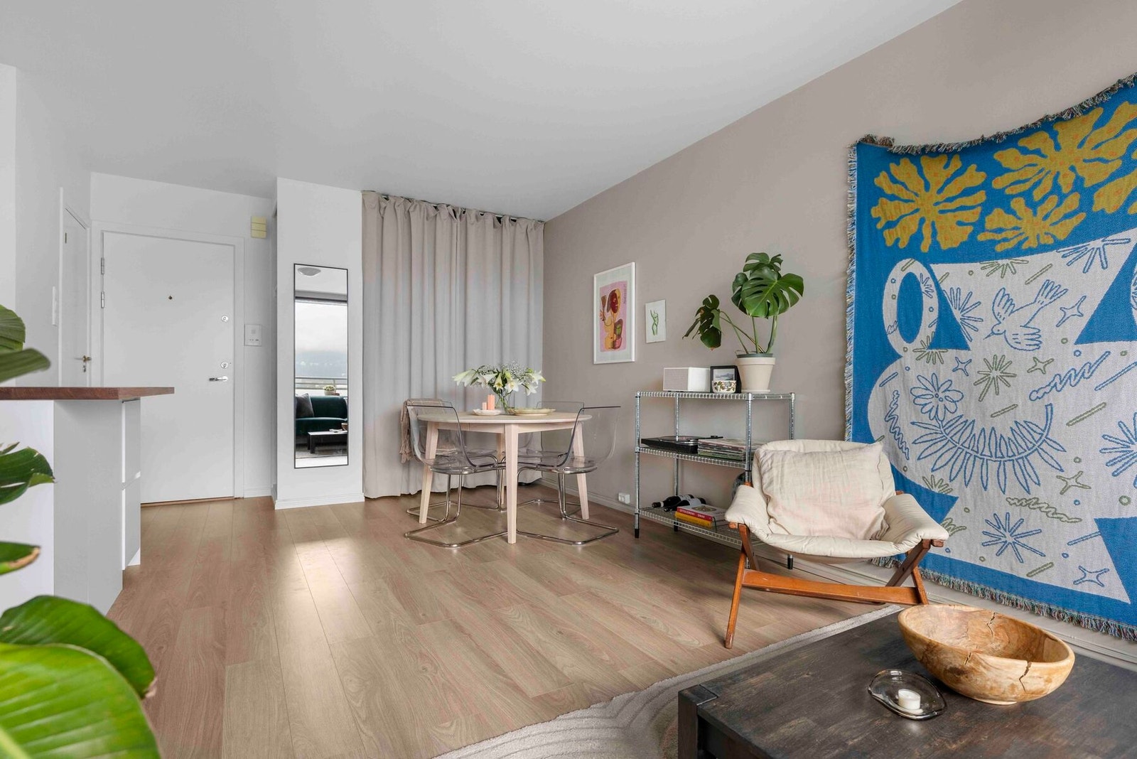 - Et stort rom som gir plass til både stueområde og spisebord - Galleribilde