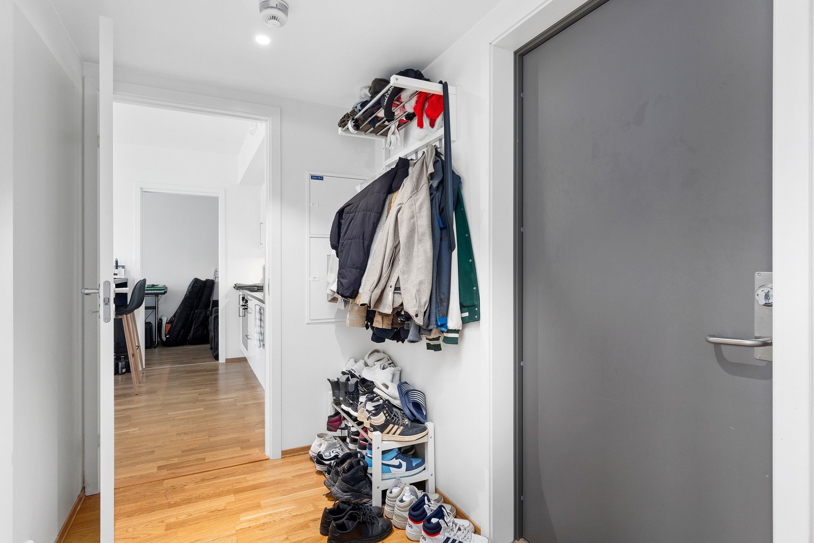 Velkommen inn! Romslig entré med god plass til oppbevaring av yttertøy og sko. Leiligheten disponerer også en romslig bod på hele 8 kvm i felles parkeringskjeller med ytterligere oppbevaringsmuligheter. Galleribilde